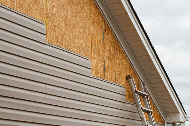 Professional Siding Replacement technician working in Leavittsburg, OH